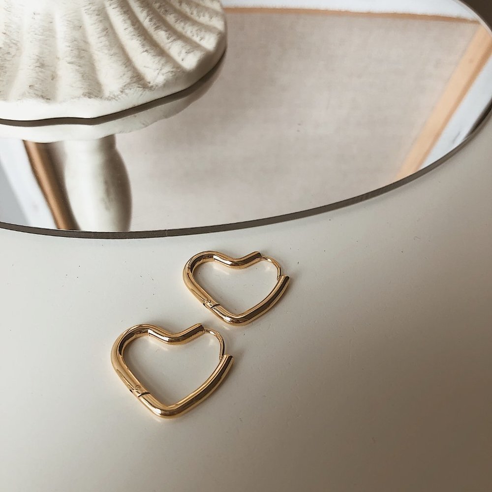 NEW 18K Gold Plated Heart Hoop Earrings - Picture 4 of 8